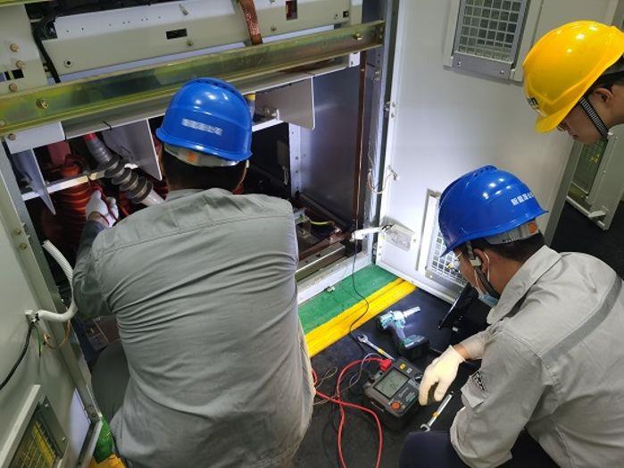 檢修員對避雷器進行絕緣測試（攝影：任青清）