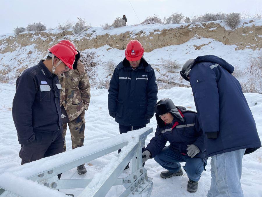 技術人員講解組塔注意事項（攝影：姚旻璐）