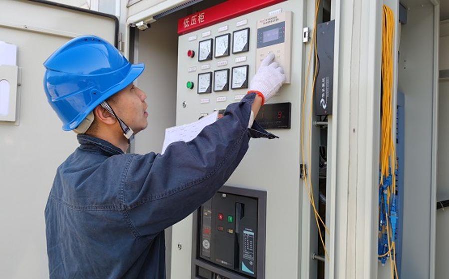 湖北省技術能手白樂在檢查箱變參數（攝影：蘇新良）