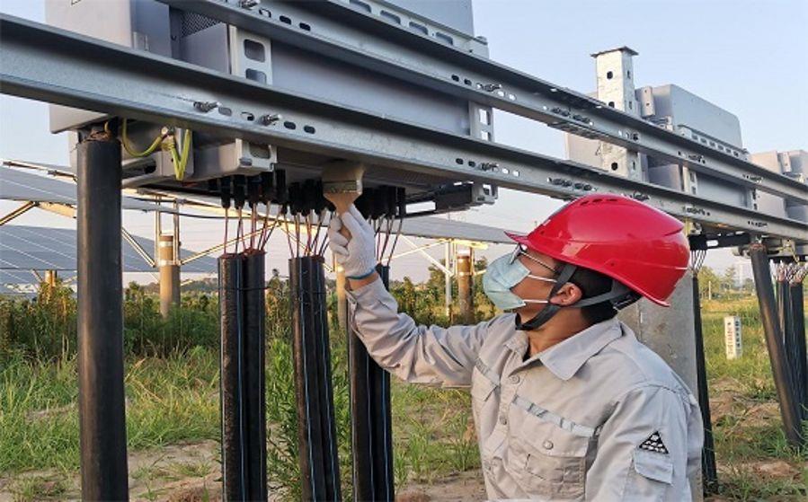 開展逆變器清灰工作(攝影:余朝勇) 開展逆變器清灰工作(攝影:余朝勇)