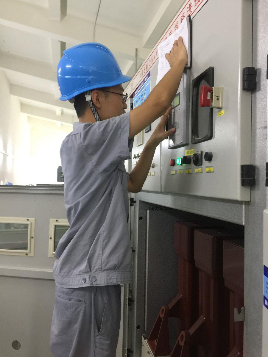 繼電保護(hù)裝置校驗(yàn)（攝影：朱毅）