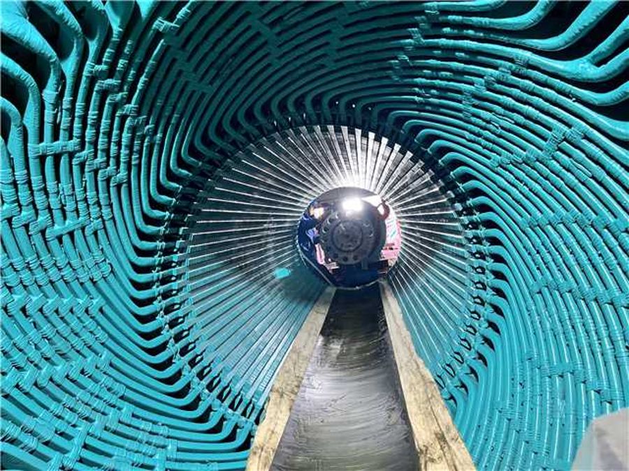 1號(hào)燃機(jī)發(fā)電機(jī)轉(zhuǎn)子回裝準(zhǔn)備就緒(攝影:唐朝) 1號(hào)燃機(jī)發(fā)電機(jī)轉(zhuǎn)子回裝準(zhǔn)備就緒(攝影:唐朝)