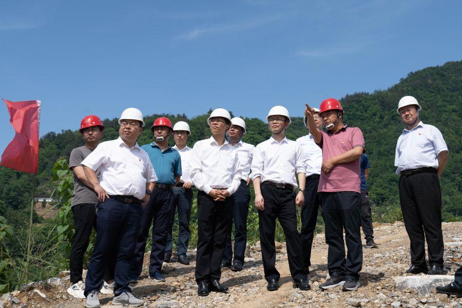 朱承軍考察峽洞巖大橋項(xiàng)目施工情況（楊海青 攝）