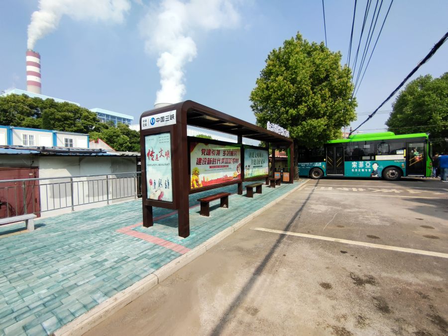 援建候車亭改善鄉村環境（攝影：王鑫）